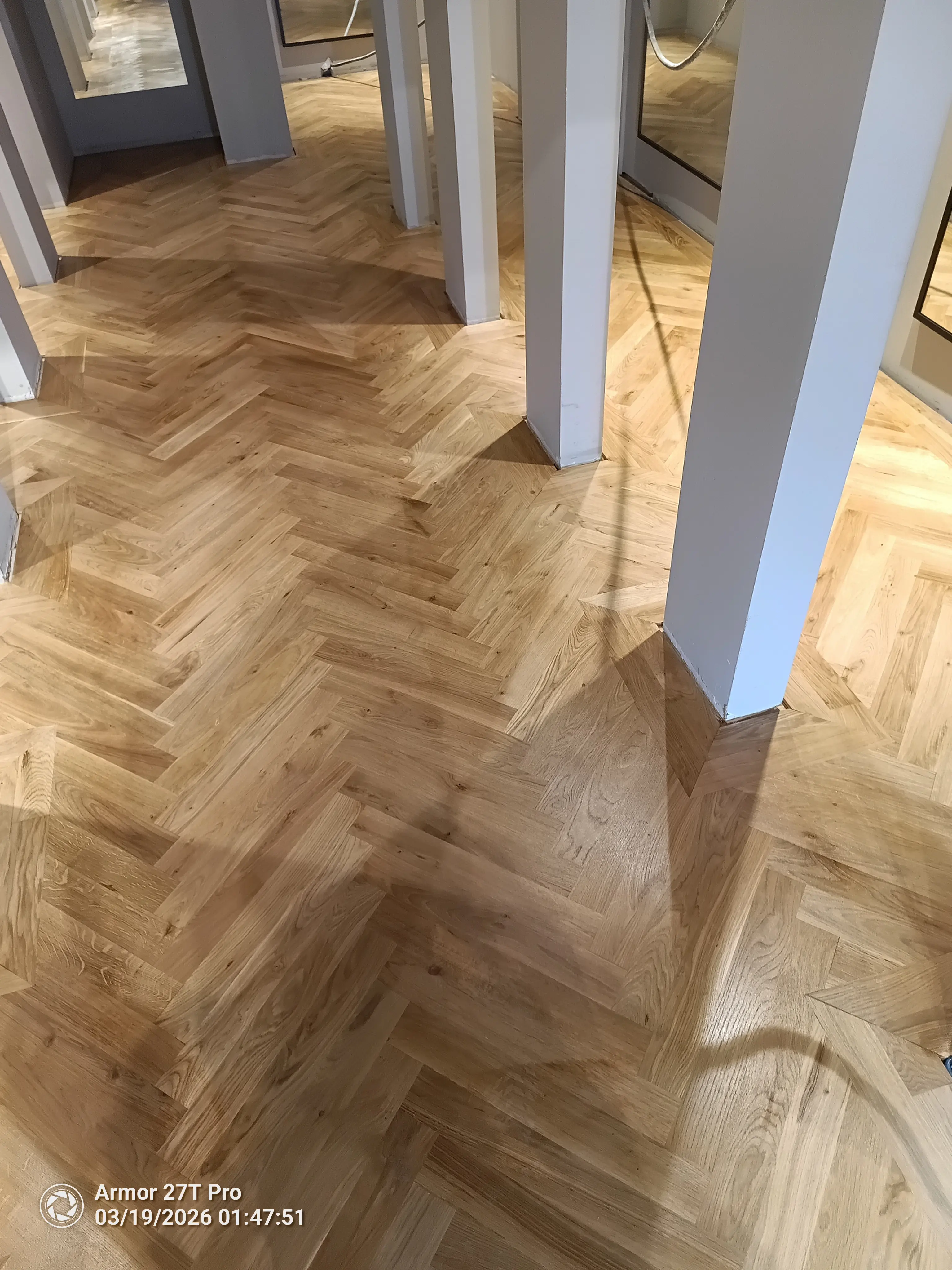 Parkett Fries um Säulen Details Essen