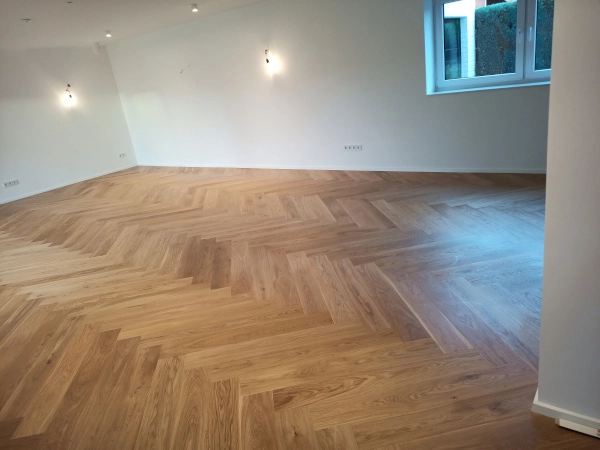 Fertig verlegtes Fischgrät-Parkett in Gladbeck durch TROBOTEC