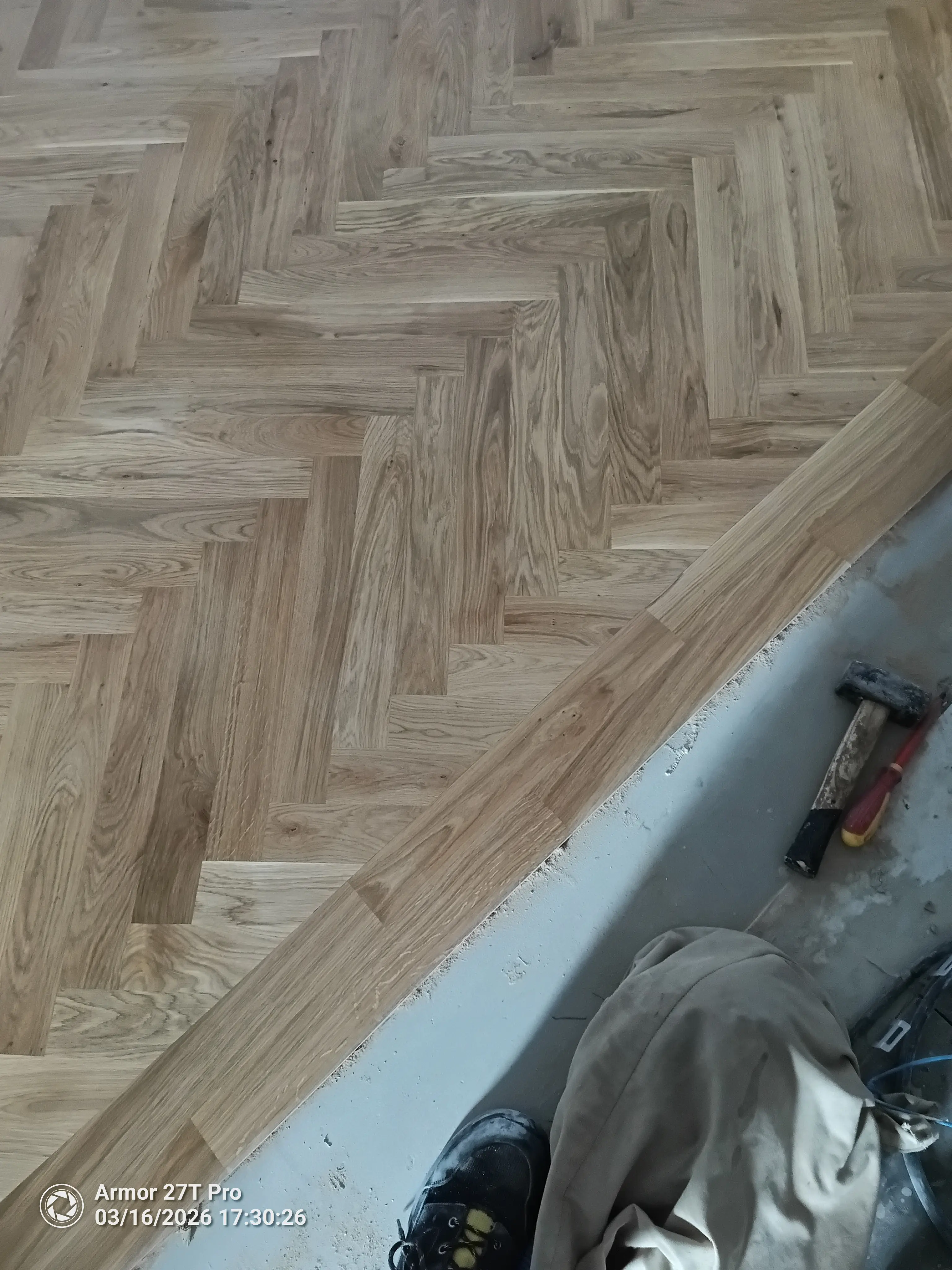 Fertig verlegtes Fischgrät Parkett mit Fries Essen